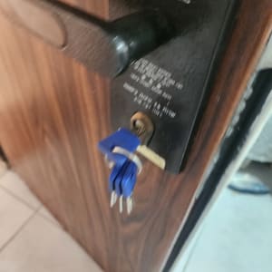 מנעול דלת עם מפתח כחול