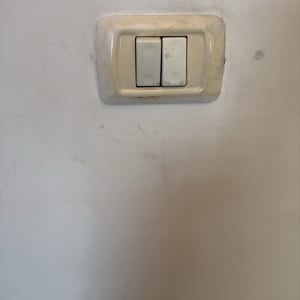 מתג חשמל על קיר לבן