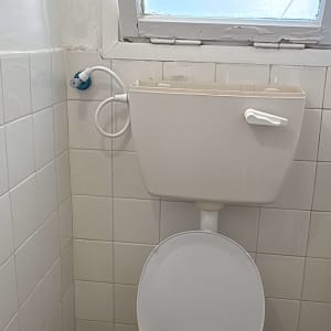 כלים סניטריים וכלי עבודה על אסלה בשירותים