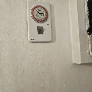 שעון טיימר על קיר להפעלת דוד שמש