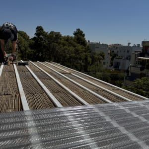 התקנת לוח סנטף שקוף על גבי פרגולת עץ עם מחצלת במבוק