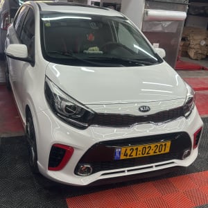 רכב לבן בחניון עם לוחית רישוי ישראלית