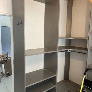 ארון פתוח עם מדפים בחדר ריק