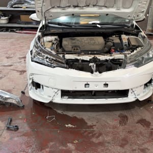 רכב עם מכסה מנוע פתוח ופגוש קדמי מפורק