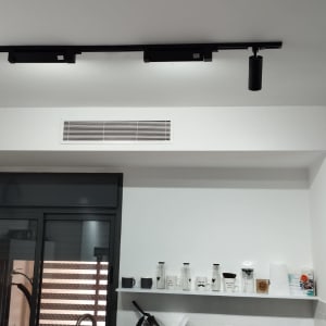 תאורת מסילה שחורה עם שני פנסים בתקרה