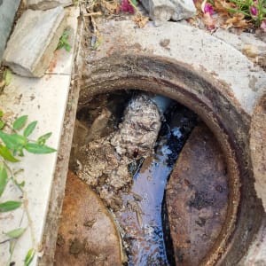 פתח ביוב עם צינור סתום ולכלוך