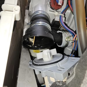 חיבורים חשמליים וצינורות במכשיר חשמלי