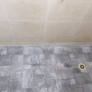 ריצוף חדש עם ניקוז במקלחת לאחר שיפוץ