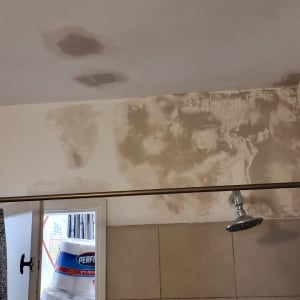 תיקוני צבע על קיר ותקרה בחדר אמבטיה