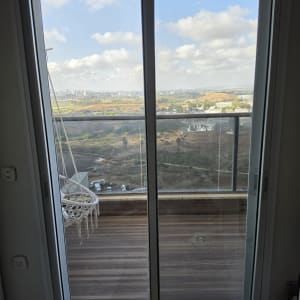 דלת זכוכית הזזה עם נוף חיצוני