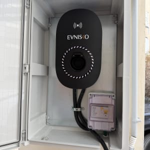 התקנת עמדת טעינה לרכב חשמלי מבית EVNISKO בתוך ארון הגנה
