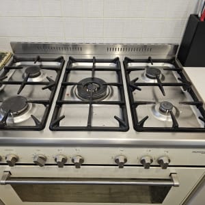 כיריים גז עם חמישה מבערים וכפתורי שליטה