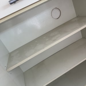 מדפים מאובקים בארון פתוח