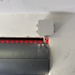 קופסת חיבורים חשמלית מותקנת על קיר לבן