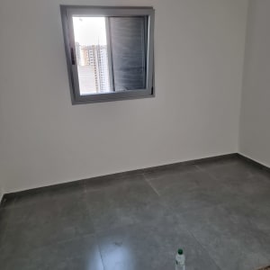 חדר ריק עם קירות לבנים צבועים מחדש וחלון אלומיניום