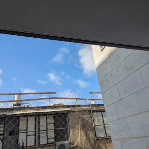 רשת מתוחה למניעת כניסת יונים במרפסת