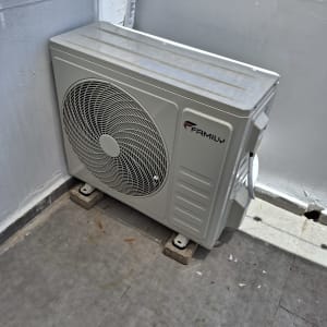 יחידת מיזוג אוויר חיצונית מותקנת על מרפסת.