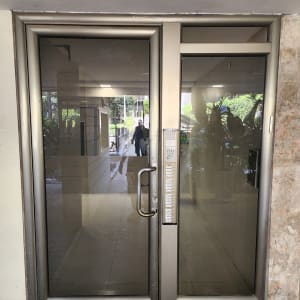 דלת זכוכית כפולה עם ידית מתכת