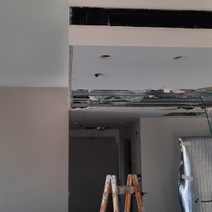 תקרת גבס פתוחה עם חוטים וסולם עץ