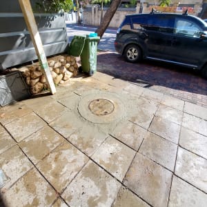 תיקון ריצוף עם בטון סביב מכסה ביוב