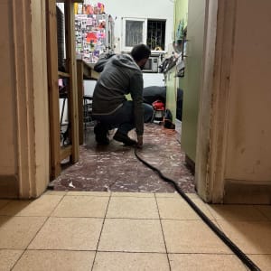 אדם עובד עם כלי אינסטלציה במטבח ביתי