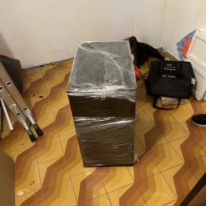 ארגז עטוף בניילון על רצפה עם דוגמה