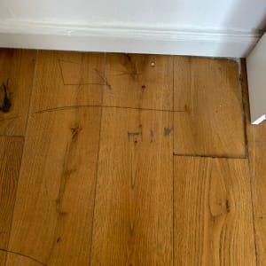 רצפת פרקט עץ עם שריטות ופגמים