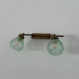 מנורת קיר עם אהילים מזכוכית ירוקה