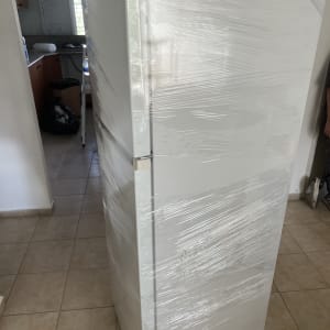 מקרר עטוף בניילון במטבח ביתי