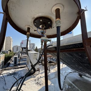 מערכת חימום מים על גג עם חיבורים חשמליים וצינורות