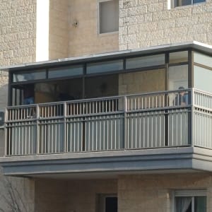 מרפסת עם מעקה ופרופילים מאלומיניום
