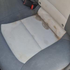 מושב רכב עם כתמים ולכלוך
