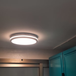 מנורת תקרה עגולה מוארת בחדר