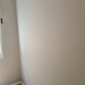 קיר חלק עם חלון קטן בצד שמאל