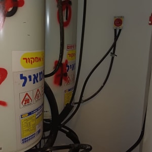 דוד שמש עם צינורות וחיבורים
