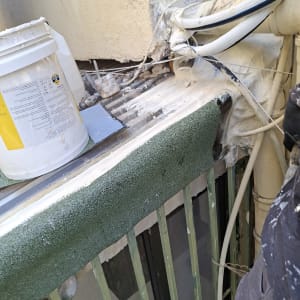 עבודת איטום נקודתית עם יריעה ביטומנית באזור חלון וצנרת