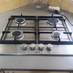 כיריים גז במטבח עם קערה על השיש
