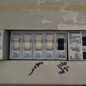 לוח חשמל עם מפסקים של סימנס