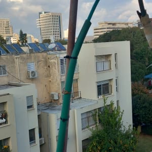 כבלים חשמליים מחוברים על גג בניין