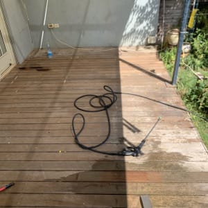 מרפסת עץ עם צינור מים וכלי עבודה