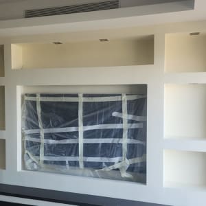 קיר עם מדפים מובנים וצבע לבן