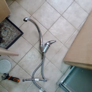 ברז וכבל גמיש על רצפה, מפתח צינורות