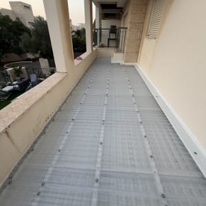 מרפסת עם רצפת אלומיניום מותקנת