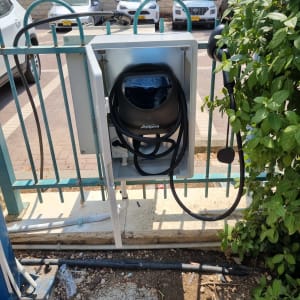עמדת טעינה לרכב חשמלי ליד חניה