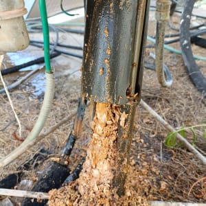 צינור עם הצטברות אבנית, קשור למערכת חימום מים