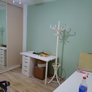 שולחן עבודה עם מגירות, מתלה בגדים, בקבוק ניקוי