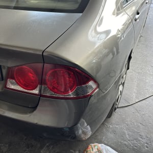 פגוש אחורי של רכב עם שריטות ונזק קל