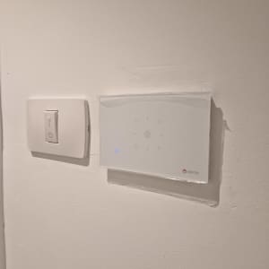 מתג חשמלי ולוח בקרה על קיר לבן