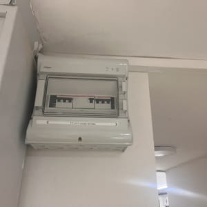 לוח חשמל עם מפסקים חשמליים מותקנים על קיר