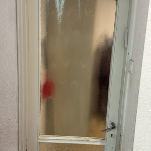 דלת זכוכית עם מסגרת לבנה